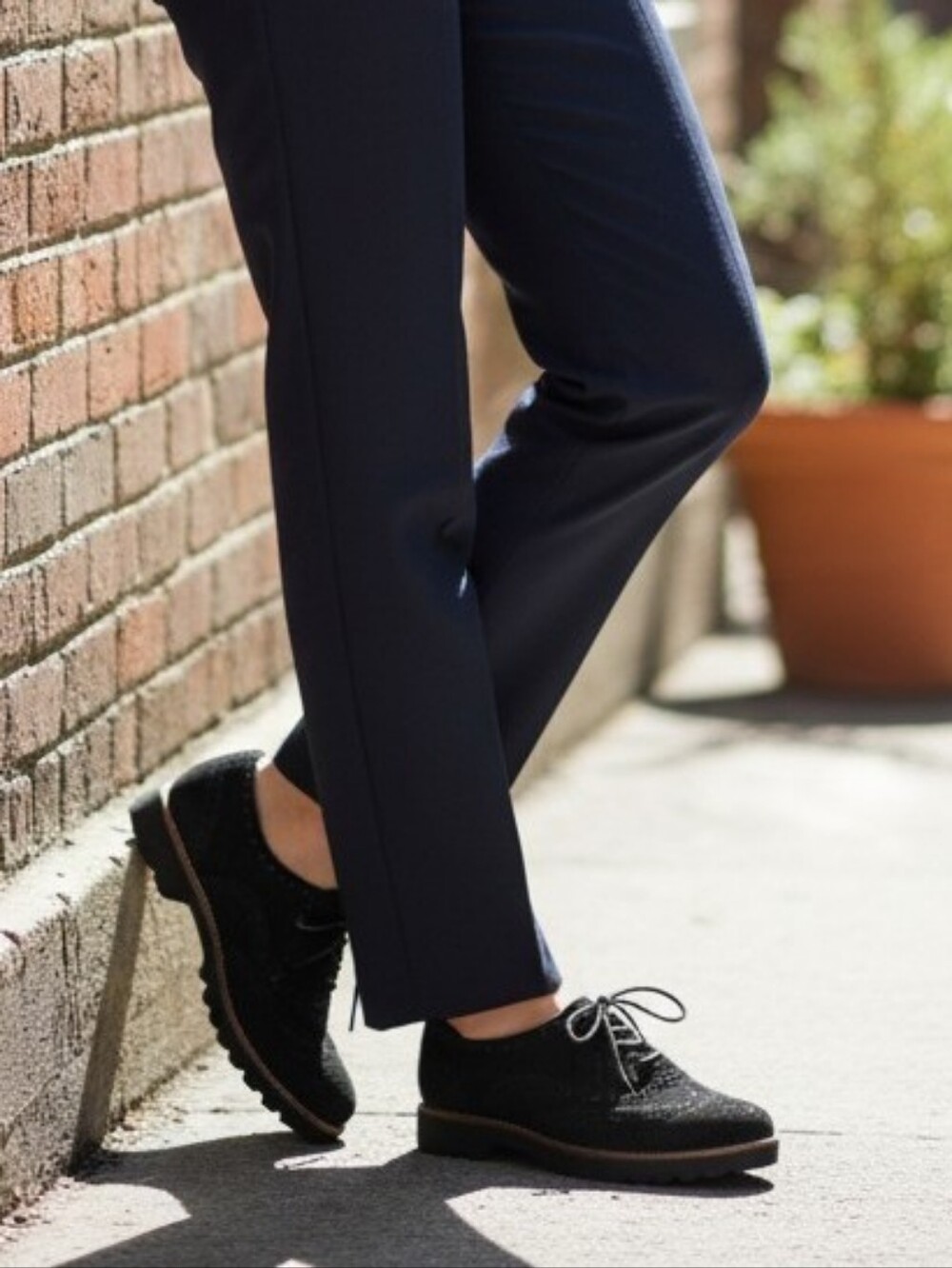 Earthies Black Suede Oxford Shoes with Contrast Welt Women's Size 7.